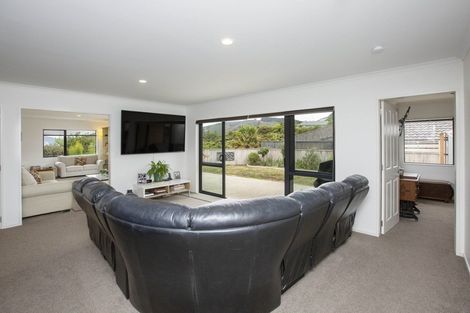 Photo of property in 61 Percy Kinsman Crescent, Riverstone Terraces, Upper Hutt, 5018