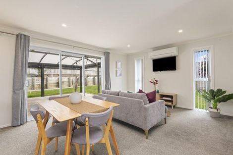 Photo of property in 13 Mediterranean Grove, Fitzherbert, Palmerston North, 4410