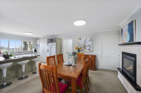 Photo of property in 14 Pittville Place, Henderson, Auckland, 0612