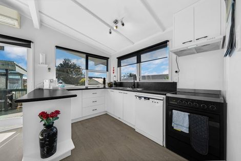 Photo of property in 6 Aplin Place, Birkdale, Auckland, 0626