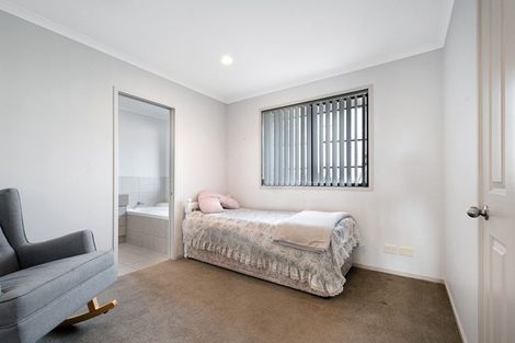 Photo of property in 14 Fairford Avenue, Henderson, Auckland, 0612