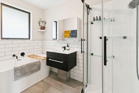 Photo of property in 11 Mandeville Crescent, Grenada Village, Wellington, 6037