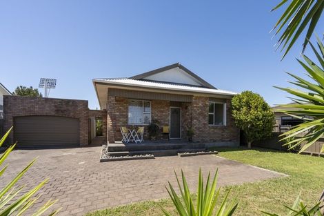 Photo of property in 27 Tukapa Street, Westown, New Plymouth, 4310