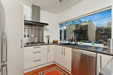 Photo of property in 2/10a Wernham Place, Northcote, Auckland, 0626