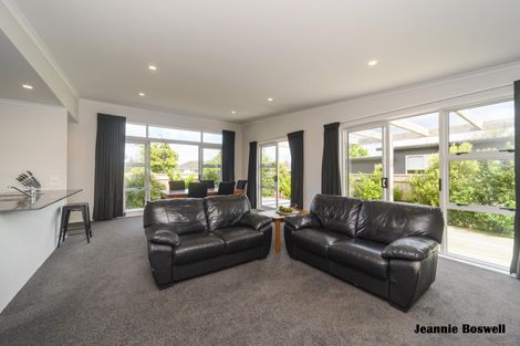 Photo of property in 52 Exeter Crescent, Takaro, Palmerston North, 4412