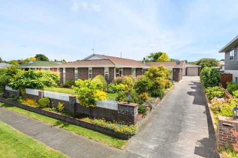Photo of property in 32 Cedar Crescent, Feilding, 4702