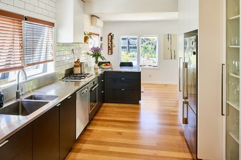 Photo of property in 25 Marine Parade, Eastbourne, Lower Hutt, 5013