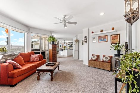 Photo of property in 1/4 Roberts Road, Matakatia, Whangaparaoa, 0930