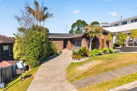 Photo of property in 4 Valdese Rise, Browns Bay, Auckland, 0630