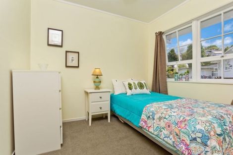 Photo of property in 2/28 Sovereign Place, Glenfield, Auckland, 0629