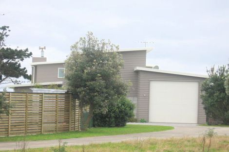 Photo of property in 114 Sands Crescent, Matarangi, Whitianga, 3592