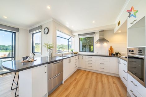 Photo of property in 7 Green Park Lane, Korokoro, Lower Hutt, 5012