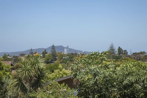 Photo of property in 323 Glenfield Road, Glenfield, Auckland, 0629