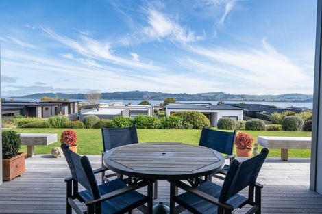 Photo of property in 27 Pukenamu Road, Rainbow Point, Taupo, 3330