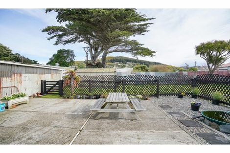 Photo of property in 220 Marine Parade, Bluff, 9814