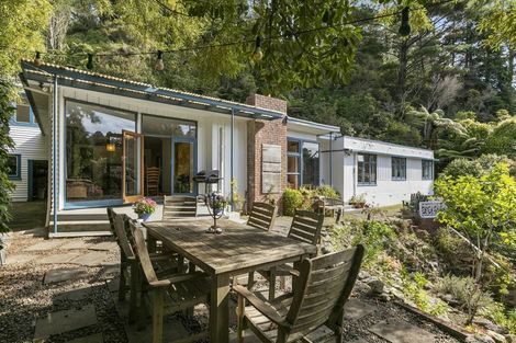 Photo of property in 124 Kamahi Street, Stokes Valley, Lower Hutt, 5019