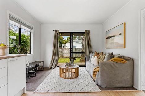 Photo of property in 9 Ivy Place, Birkdale, Auckland, 0626