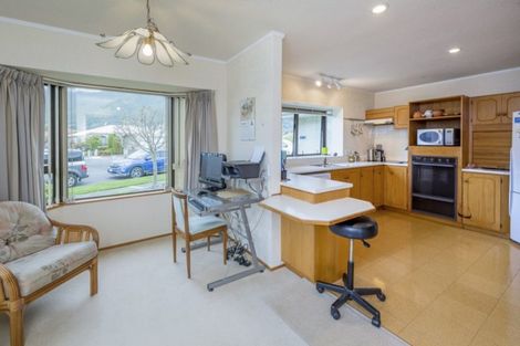 Photo of property in 8 Runanga Grove, Waikanae, 5036