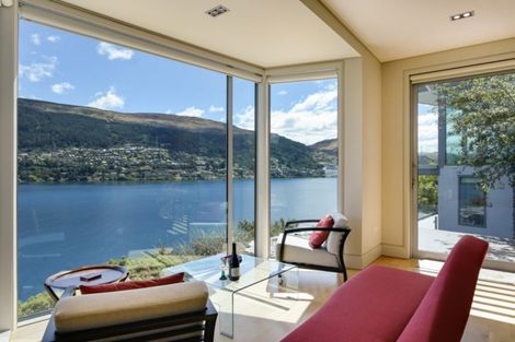 Photo of property in 11 Mincher Road, Kelvin Heights, Queenstown, 9300