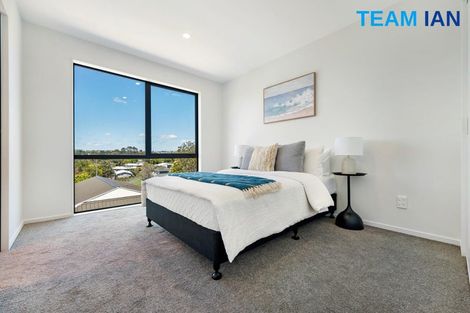 Photo of property in 7/11 Kayle Glen, West Harbour, Auckland, 0618