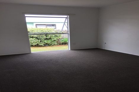 Photo of property in 2/17 Woodside Road, Massey, Auckland, 0614