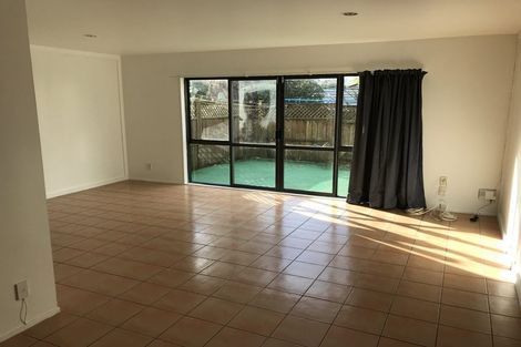 Photo of property in 4/35 Fields Parade, Oteha, Auckland, 0632