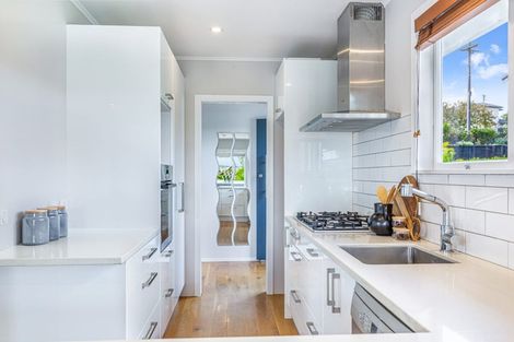 Photo of property in 17 Castaing Crescent, Te Atatu South, Auckland, 0610