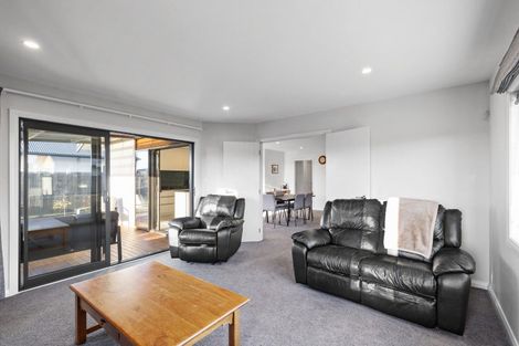 Photo of property in 32 Atlantic Drive, Fitzherbert, Palmerston North, 4410