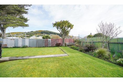 Photo of property in 220 Marine Parade, Bluff, 9814