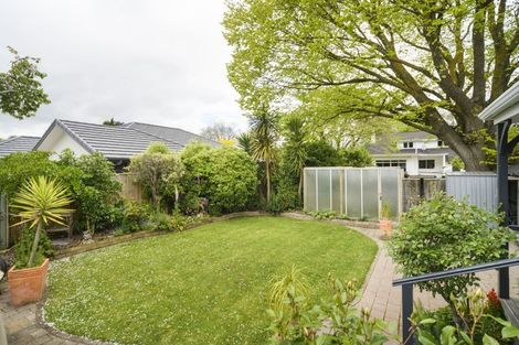 Photo of property in 16 Manapouri Crescent, Hokowhitu, Palmerston North, 4410