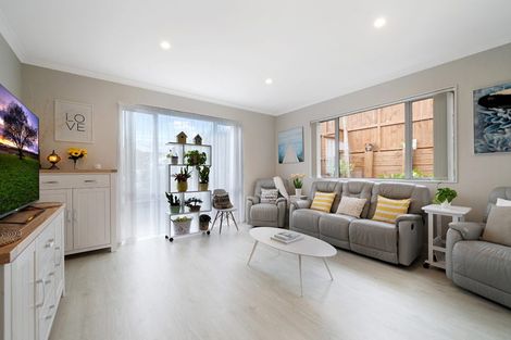 Photo of property in 16 Tararua Street, Massey, Auckland, 0614