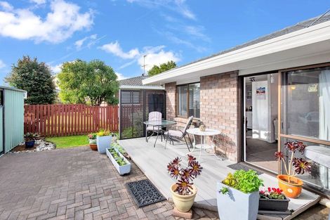 Photo of property in 2/4 Spring Grove, Henderson, Auckland, 0612