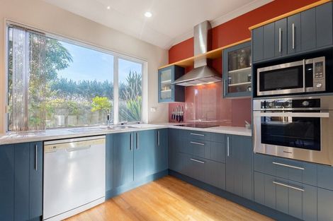 Photo of property in 43 Quadrant Heights, Paraparaumu, 5032