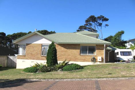 Photo of property in 32 Tyrico Close, Unsworth Heights, Auckland, 0632