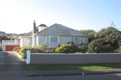 Photo of property in 8a Bay Drive, Titahi Bay, Porirua, 5022