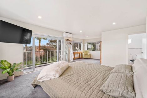 Photo of property in 52 Rising Parade, Fairview Heights, Auckland, 0632