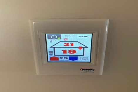 Photo of property in 23 Chivalry Road, Glenfield, Auckland, 0629