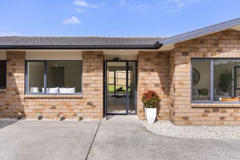 Photo of property in 10 Mediterranean Way, Goodwood Heights, Auckland, 2105