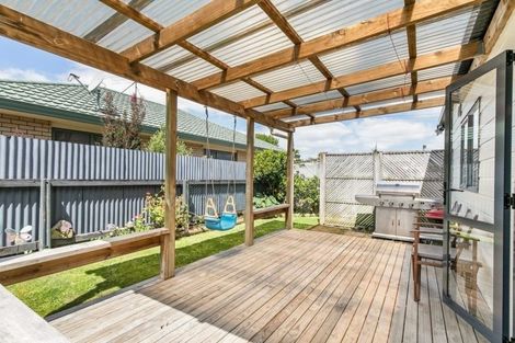 Photo of property in 2 Braeburn Place, Takanini, 2112