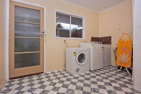 Photo of property in 1/104a Bolton Street, Blockhouse Bay, Auckland, 0600
