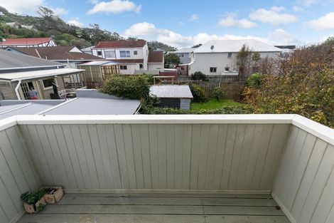 Photo of property in 2/139 Queens Drive, Lyall Bay, Wellington, 6022