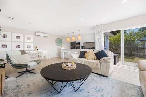 Photo of property in 15 Somerset Place, Stanmore Bay, Whangaparaoa, 0932