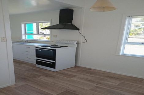 Photo of property in 8 Dawnhaven Drive, Te Atatu Peninsula, Auckland, 0610