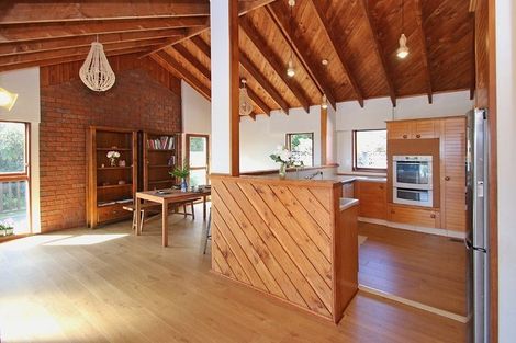 Photo of property in 11 Rika Place, Kawaha Point, Rotorua, 3010