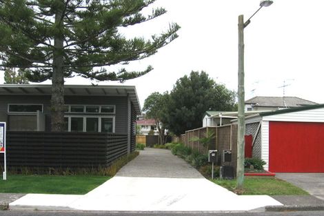 Photo of property in 2/3 Seine Road, Forrest Hill, Auckland, 0620