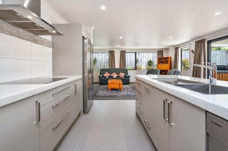 Photo of property in 12 Resolution Place, One Tree Point, 0118