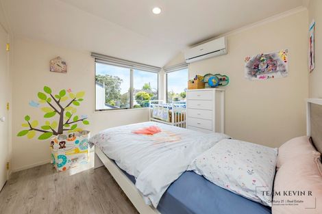 Photo of property in 47d Redoubt Road, Goodwood Heights, Auckland, 2105