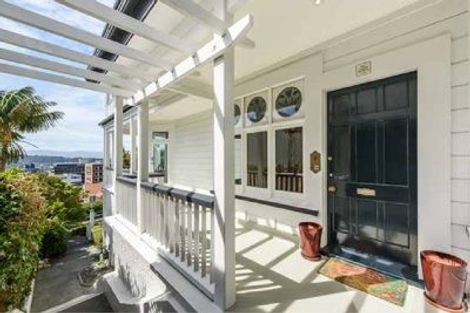 Photo of property in 8a Central Terrace, Kelburn, Wellington, 6012