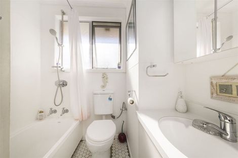 Photo of property in 1a Ruamahanga Crescent, Terrace End, Palmerston North, 4410