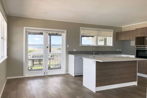 Photo of property in 72 Waimumu Road, Massey, Auckland, 0614